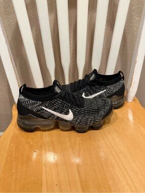 Women’s Nike Vapormax (size 8)